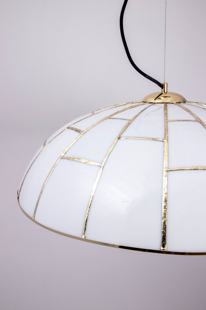 Ombrello Ø60 Weiß hängelampe Von Globen Lighting - Die Lampe ist in Tiffany-Technik handgefertigt aus wei&szlig;em Glas und messingfarbenem Metall.