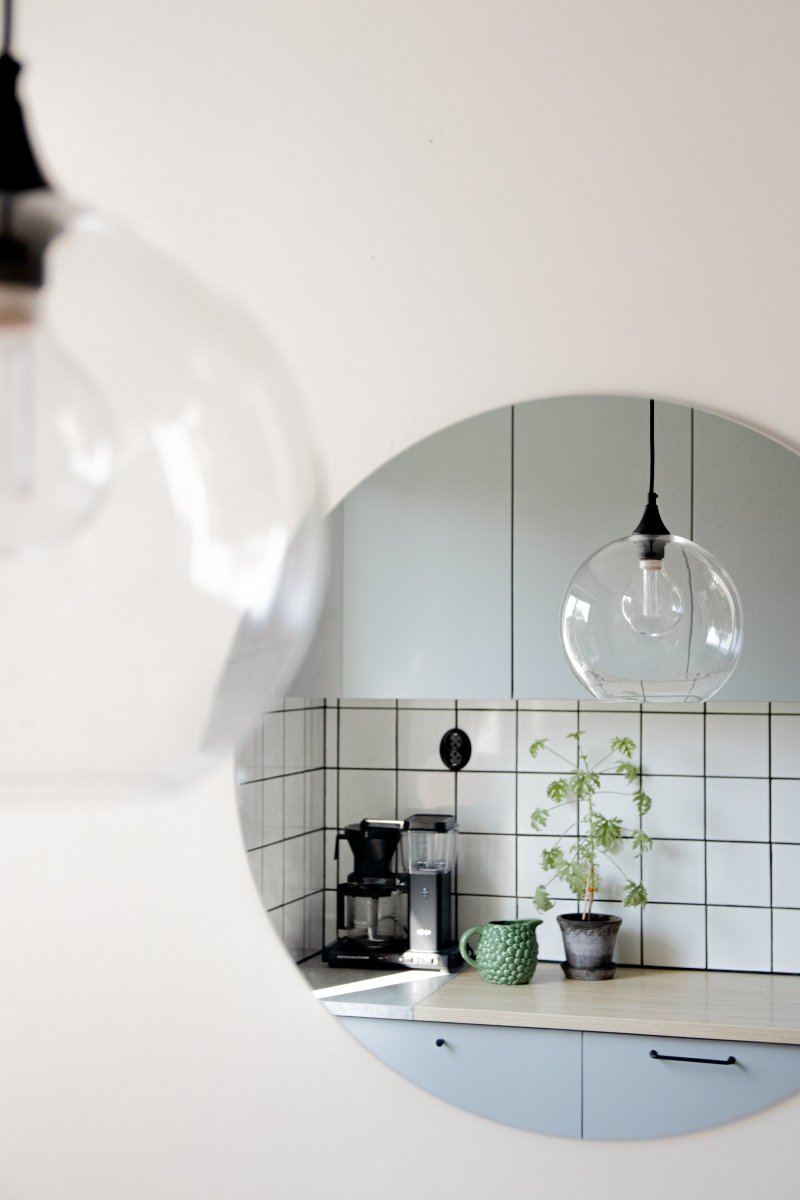 Bowl Ø28 Klar hängelampe Von Globen Lighting - Anhänger aus klarem Glas mit Details aus mattschwarzem Metall.