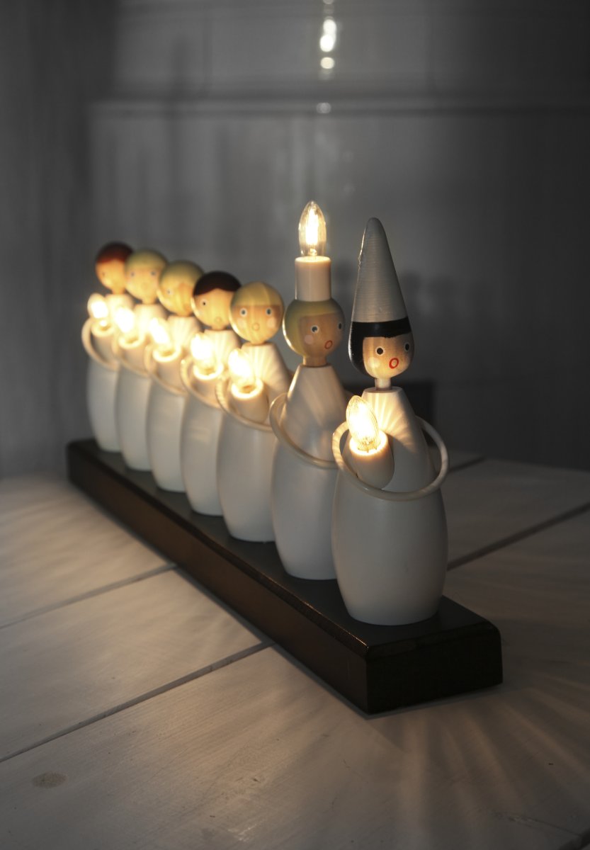 Lucia Choir Weiß Von Star Trading - Dekorieren Sie zur Lucia und Adventszeit, der Kerzenst&auml;nder sorgt f&uuml;r eine fantastische Weihnachtsstimmung im Fenster und auf dem Tisch.