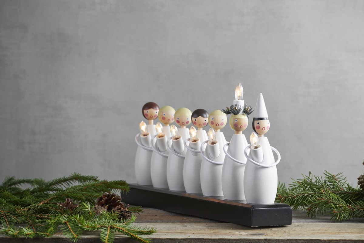 Lucia Choir Weiß Von Star Trading - Dekorieren Sie zur Lucia und Adventszeit, der Kerzenst&auml;nder sorgt f&uuml;r eine fantastische Weihnachtsstimmung im Fenster und auf dem Tisch.