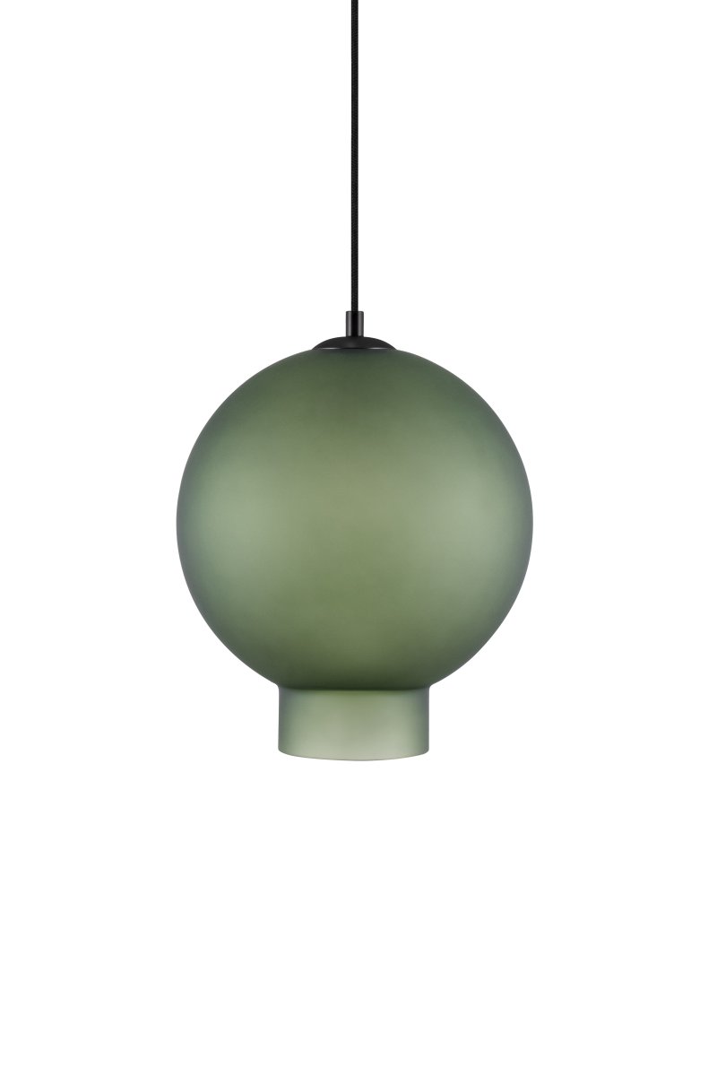 Bams Ø25 Grün hängelampe Von Globen Lighting - Die Pendelleuchte Bams mit ihrer modernen Form und dem sch&ouml;nen Milchglas verleiht Ihrem Interieur einen sanften, subtilen Glanz.