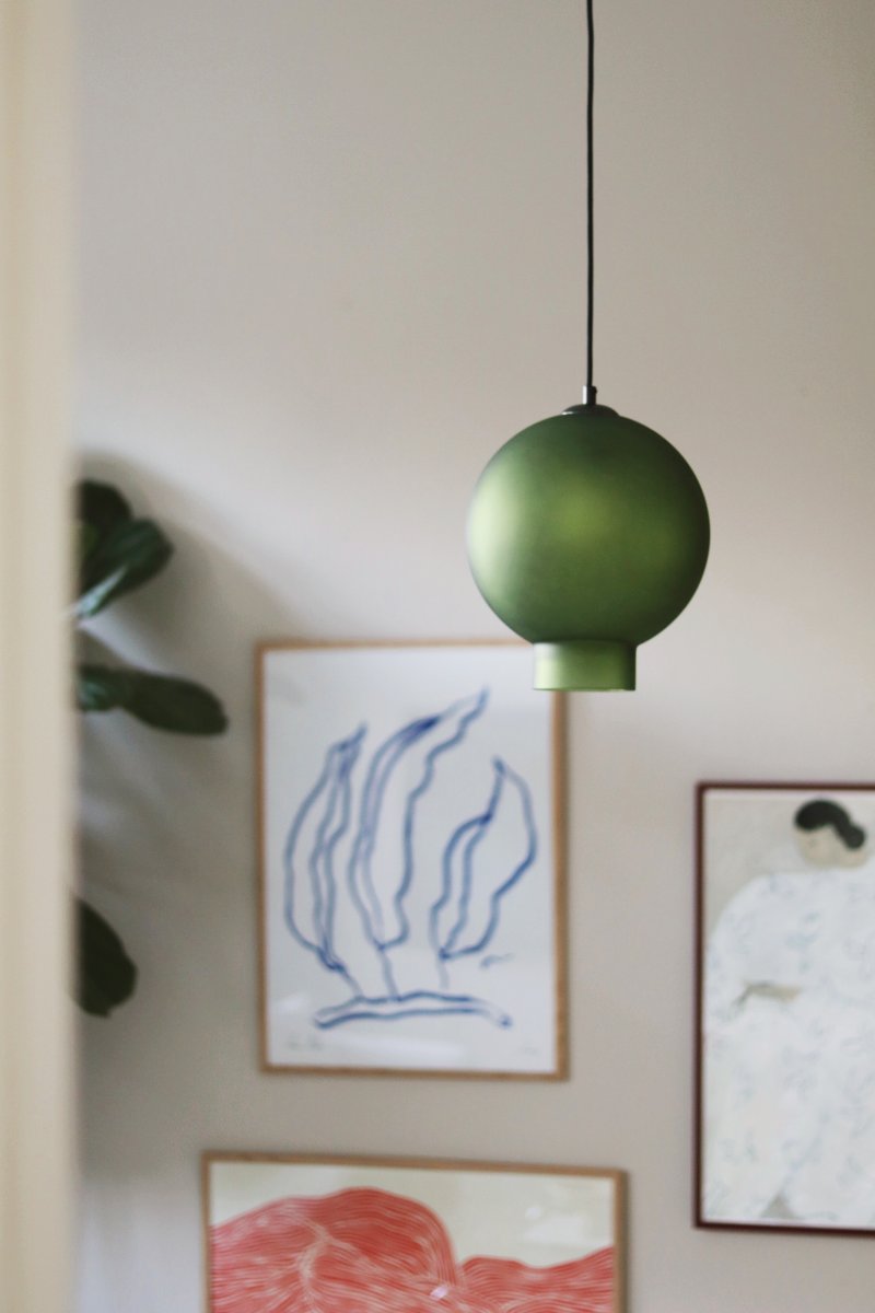 Bams Ø25 Grün hängelampe Von Globen Lighting - Die Pendelleuchte Bams mit ihrer modernen Form und dem sch&ouml;nen Milchglas verleiht Ihrem Interieur einen sanften, subtilen Glanz.