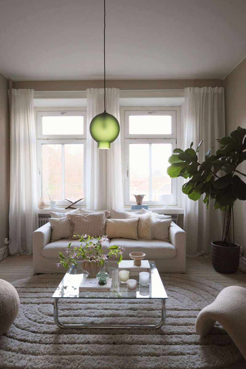 Bams Ø25 Grün hängelampe Von Globen Lighting - Die Pendelleuchte Bams mit ihrer modernen Form und dem sch&ouml;nen Milchglas verleiht Ihrem Interieur einen sanften, subtilen Glanz.