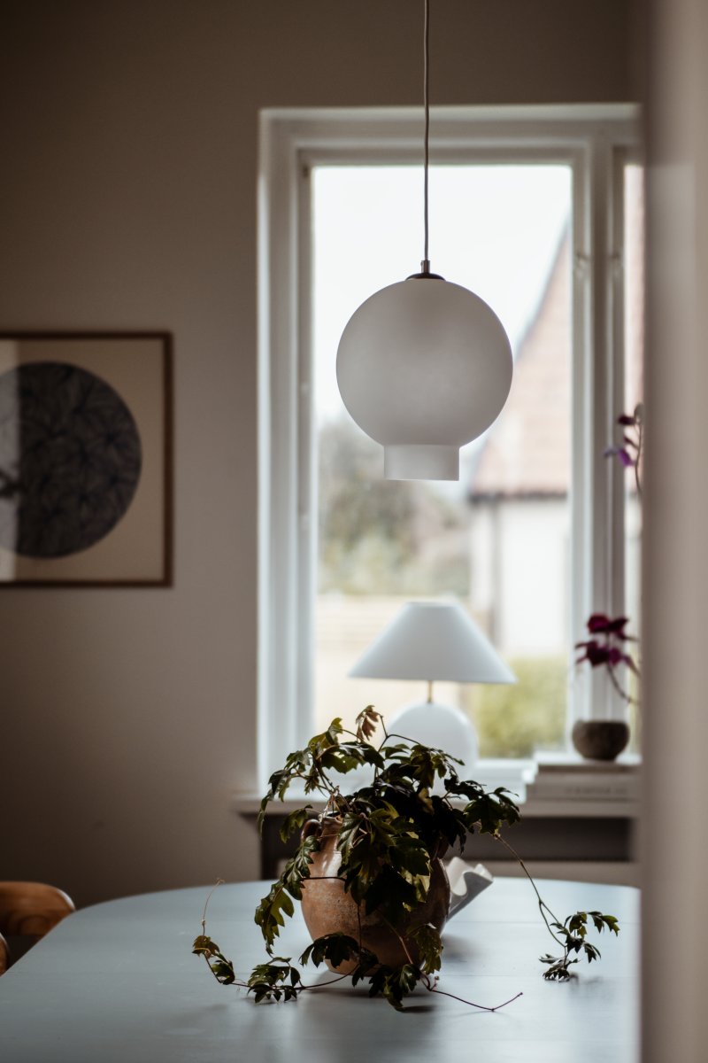 Bams Ø25 Weiß hängelampe Von Globen Lighting - Die Pendelleuchte Bams mit ihrer modernen Form und dem sch&ouml;nen Milchglas verleiht Ihrem Interieur einen sanften, subtilen Glanz.