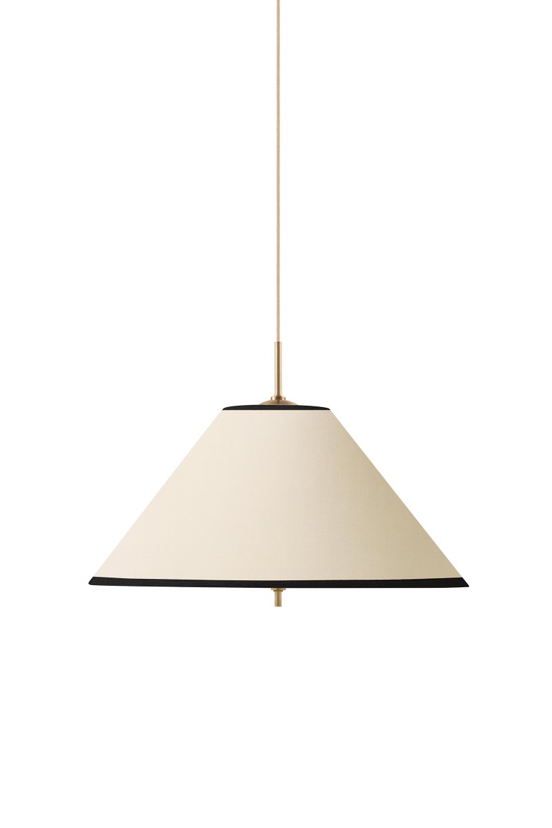 Iris Ø50 Cremeweiß hängelampe Von Globen Lighting - Die elegante Pendelleuchte Iris aus Eisen mit Messingfinish und einem handgefertigten Textilschirm aus cremefarbener Baumwolle besticht durch ihre klassische Form und die dekorativen Messingdetails, die sie beispielsweise über dem Esstisch zu einem wunderschönen Blickfang machen.