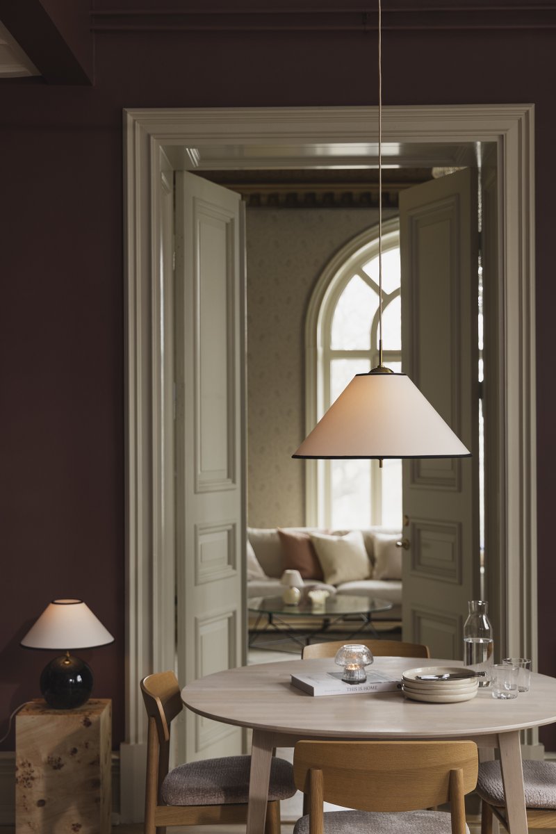 Iris Ø50 Cremeweiß hängelampe Von Globen Lighting - Die elegante Pendelleuchte Iris aus Eisen mit Messingfinish und einem handgefertigten Textilschirm aus cremefarbener Baumwolle besticht durch ihre klassische Form und die dekorativen Messingdetails, die sie beispielsweise über dem Esstisch zu einem wunderschönen Blickfang machen.