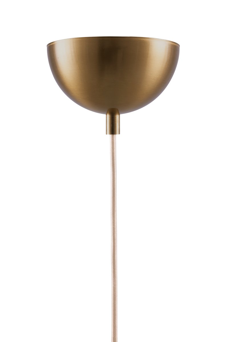 Iris Ø50 Cremeweiß hängelampe Von Globen Lighting - Die elegante Pendelleuchte Iris aus Eisen mit Messingfinish und einem handgefertigten Textilschirm aus cremefarbener Baumwolle besticht durch ihre klassische Form und die dekorativen Messingdetails, die sie beispielsweise über dem Esstisch zu einem wunderschönen Blickfang machen.