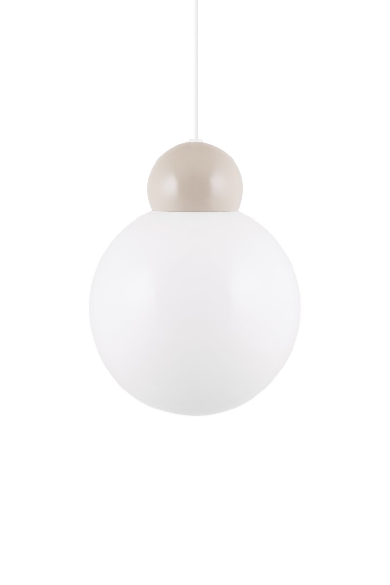 Ripley Ø25 Beige hängelampe Von Globen Lighting - Die Leuchte ist aus Metall gefertigt und hat einen opalwei&szlig;en Glasschirm, der ein angenehmes Licht im Raum verbreitet.