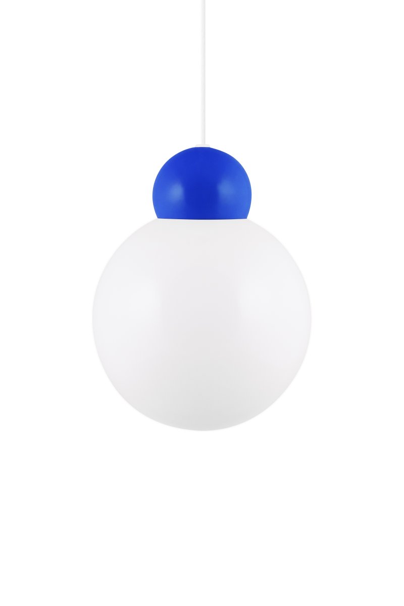 Ripley Ø25 Blau hängelampe Von Globen Lighting - Die Leuchte ist aus Metall gefertigt und hat einen opalwei&szlig;en Glasschirm, der ein angenehmes Licht im Raum verbreitet.