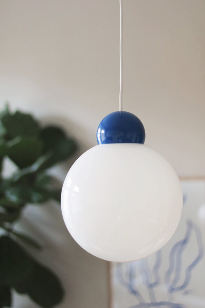 Ripley Ø25 Blau hängelampe Von Globen Lighting - Die Leuchte ist aus Metall gefertigt und hat einen opalwei&szlig;en Glasschirm, der ein angenehmes Licht im Raum verbreitet.