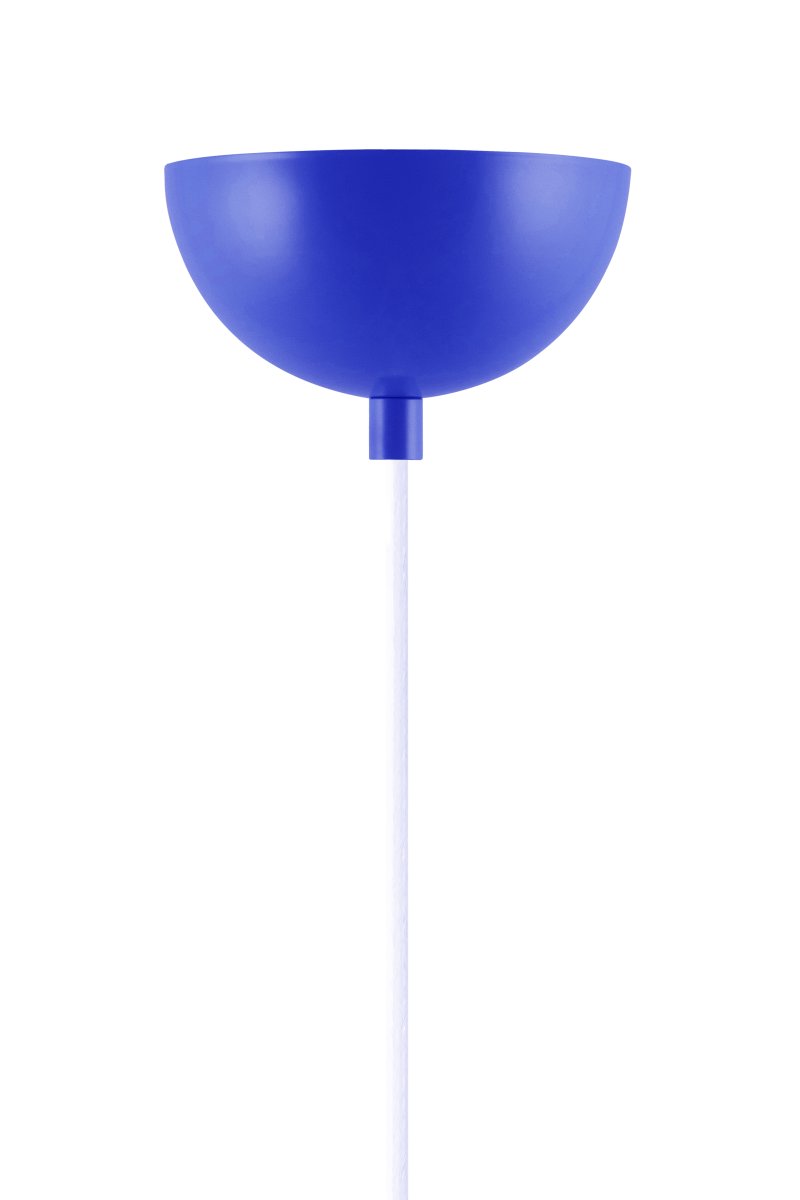 Ripley Ø25 Blau hängelampe Von Globen Lighting - Die Leuchte ist aus Metall gefertigt und hat einen opalwei&szlig;en Glasschirm, der ein angenehmes Licht im Raum verbreitet.