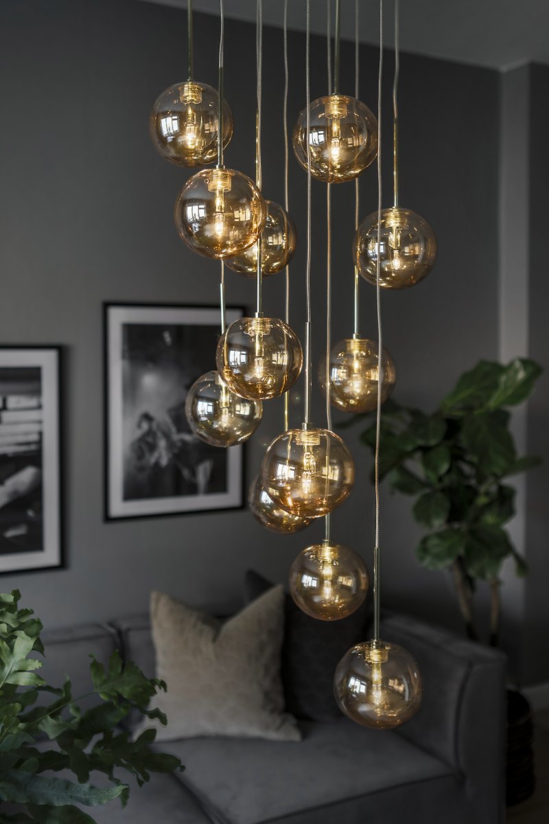 Skyfall Ø30 Bernstein hängelampe Von Globen Lighting - Platzieren Sie Skyfall im Eingangsbereich, Esszimmer oder über dem Esstisch – sie wird garantiert ein Hingucker sein!
