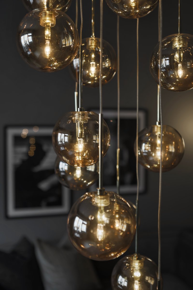 Skyfall Ø30 Bernstein hängelampe Von Globen Lighting - Platzieren Sie Skyfall im Eingangsbereich, Esszimmer oder über dem Esstisch – sie wird garantiert ein Hingucker sein!