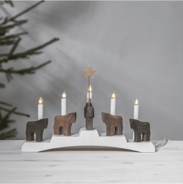 St. Stephen’s Foals Weiß Von Star Trading - Der Staffans Kerzenst&auml;nder ist ein wundersch&ouml;ner Holzleuchter mit 5 Kerzen.