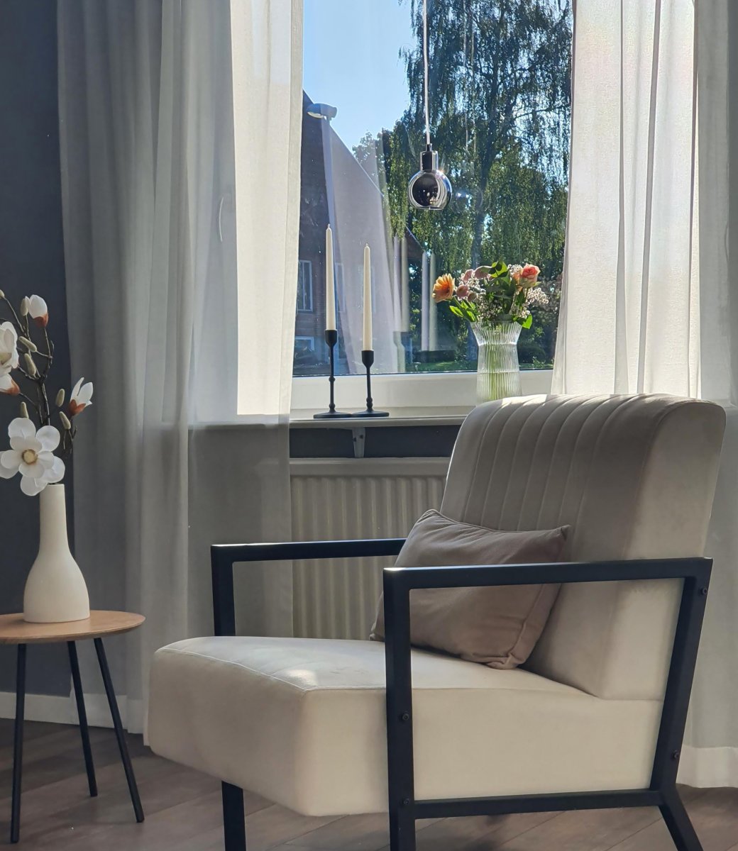 Leah Ø10 Rauchfarben fensterlampe Von Aneta Lighting - Sie eignet sich perfekt für die Fensterbank und schafft eine sanfte und einladende Atmosphäre.