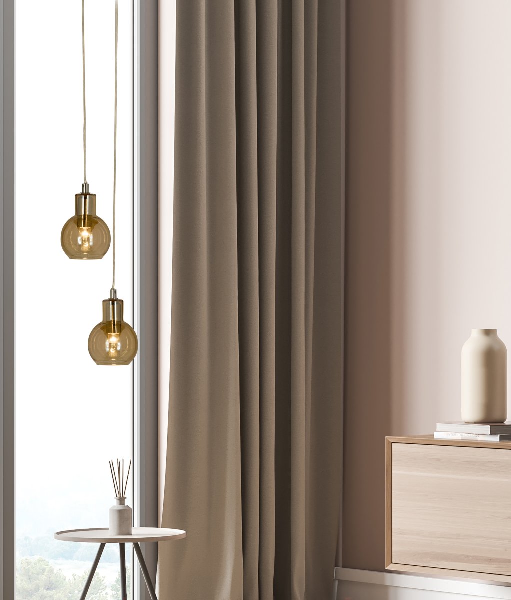 Leah Ø10 Bernstein fensterlampe Von Aneta Lighting - Sie eignet sich perfekt für die Fensterbank und schafft eine sanfte und einladende Atmosphäre.