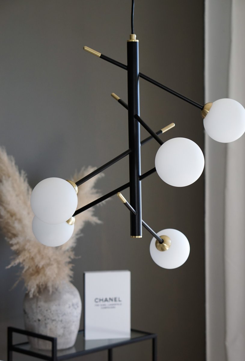 Akrobat 58cm Schwarz hängelampe Von Aneta Lighting - Acrobat-Deckenleuchte aus schwarz lackiertem Metall mit Details aus mattem Messing und 5 opalwei&szlig;en Glasschirmen.