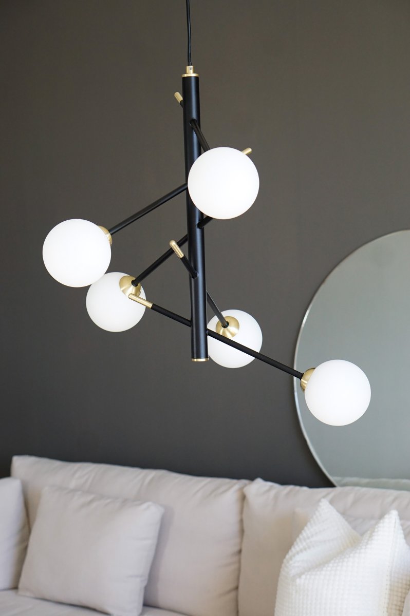 Akrobat 58cm Schwarz hängelampe Von Aneta Lighting - Acrobat-Deckenleuchte aus schwarz lackiertem Metall mit Details aus mattem Messing und 5 opalwei&szlig;en Glasschirmen.