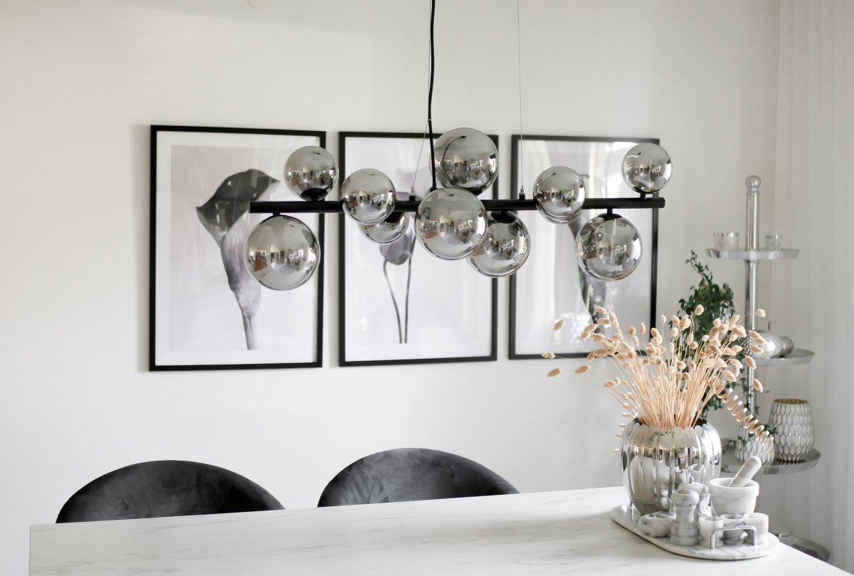 Molekyl 85cm Rauchgrau hängelampe Von Aneta Lighting - Molekyl trendige Deckenleuchte aus schwarzem Metall mit 11 Rauchglasschirmen in verschiedenen Größen, die auf&aring; eine 85 cm lange Stange.