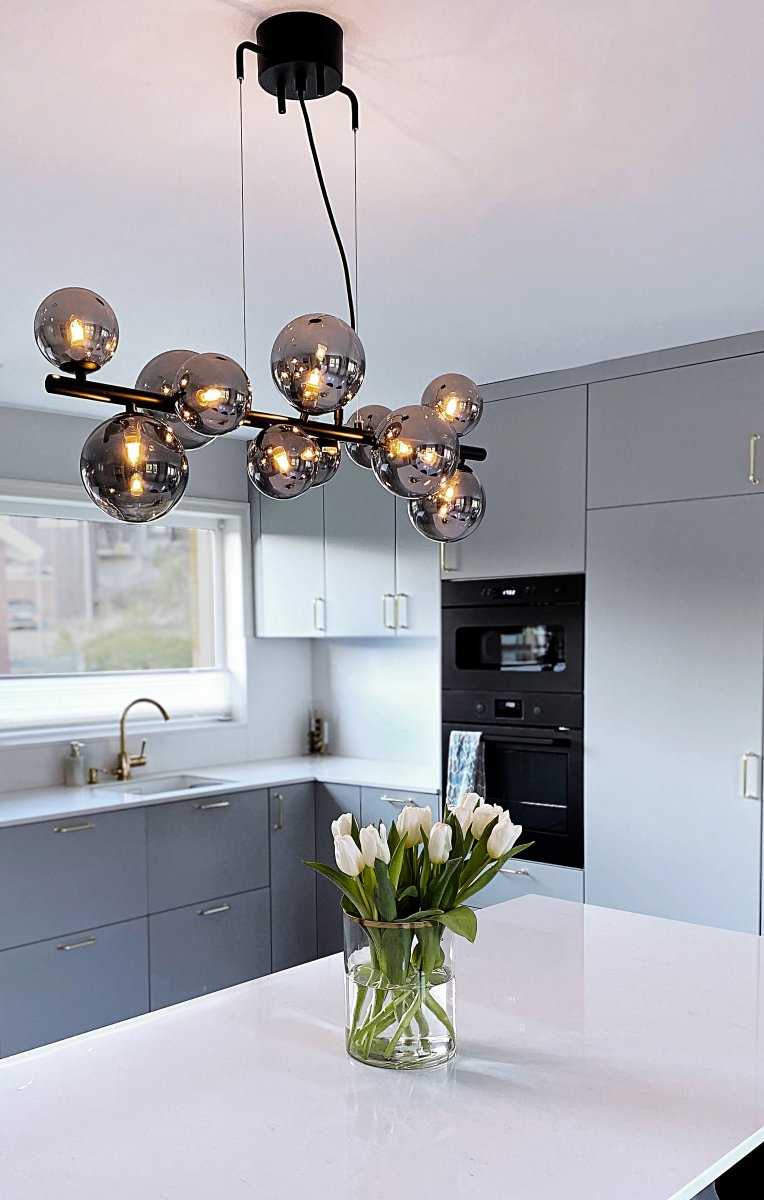 Molekyl 85cm Rauchgrau hängelampe Von Aneta Lighting - Molekyl trendige Deckenleuchte aus schwarzem Metall mit 11 Rauchglasschirmen in verschiedenen Größen, die auf&aring; eine 85 cm lange Stange.