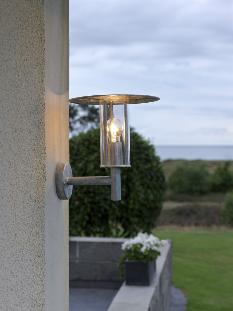 Mode Verzinkter Stahl außenlampe Von Konstsmide - Eine perfekte Kombination aus Funktionalität und Ästhetik, die Ihrer Fassade ein zeitloses und industrielles Aussehen verleiht.