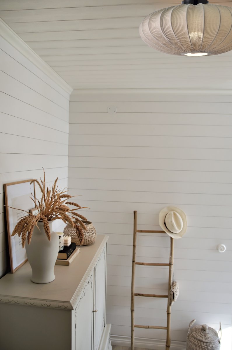 Mamsell Ø55 Grau deckenleuchte Von Aneta Lighting - Die Deckenleuchte Mamsell ist mit fein plissiertem Stretchstoff bespannt, der f&uuml;r ein angenehmes, leicht ged&auml;mpftes Licht sorgt.