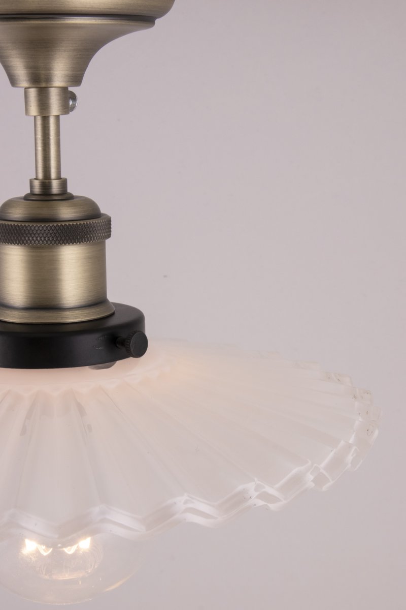 Cobbler Ø25 Weiß deckenleuchte Von Globen Lighting - Cobbler ist eine Neuinterpretation der klassischen Cobbler-Lampe, die sich perfekt in verschiedene Einrichtungsstile einfügt.