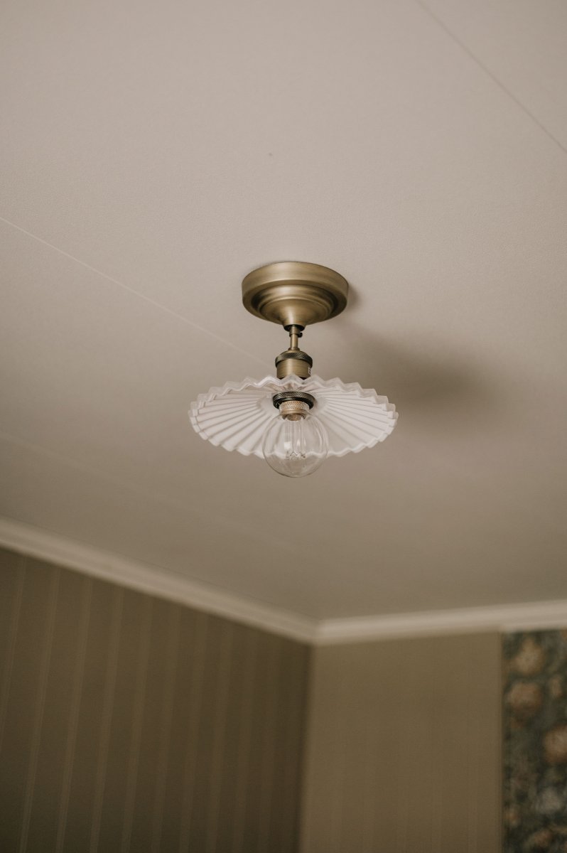 Cobbler Ø25 Weiß deckenleuchte Von Globen Lighting - Cobbler ist eine Neuinterpretation der klassischen Cobbler-Lampe, die sich perfekt in verschiedene Einrichtungsstile einfügt.