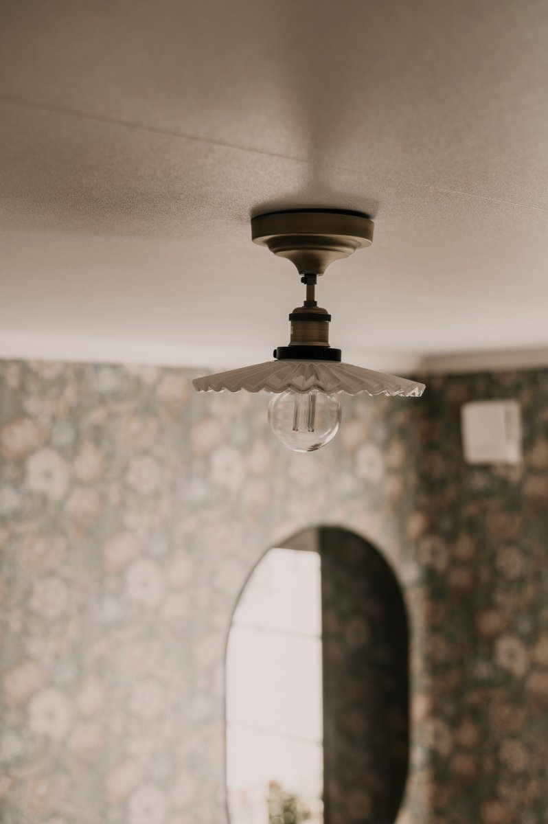 Cobbler Ø25 Weiß deckenleuchte Von Globen Lighting - Cobbler ist eine Neuinterpretation der klassischen Cobbler-Lampe, die sich perfekt in verschiedene Einrichtungsstile einfügt.