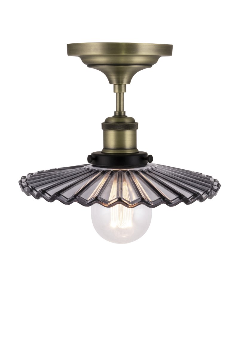 Cobbler Ø25 Rauchfarben deckenleuchte Von Globen Lighting - Cobbler ist eine Neuinterpretation der klassischen Cobbler-Lampe, die sich perfekt in verschiedene Einrichtungsstile einfügt.