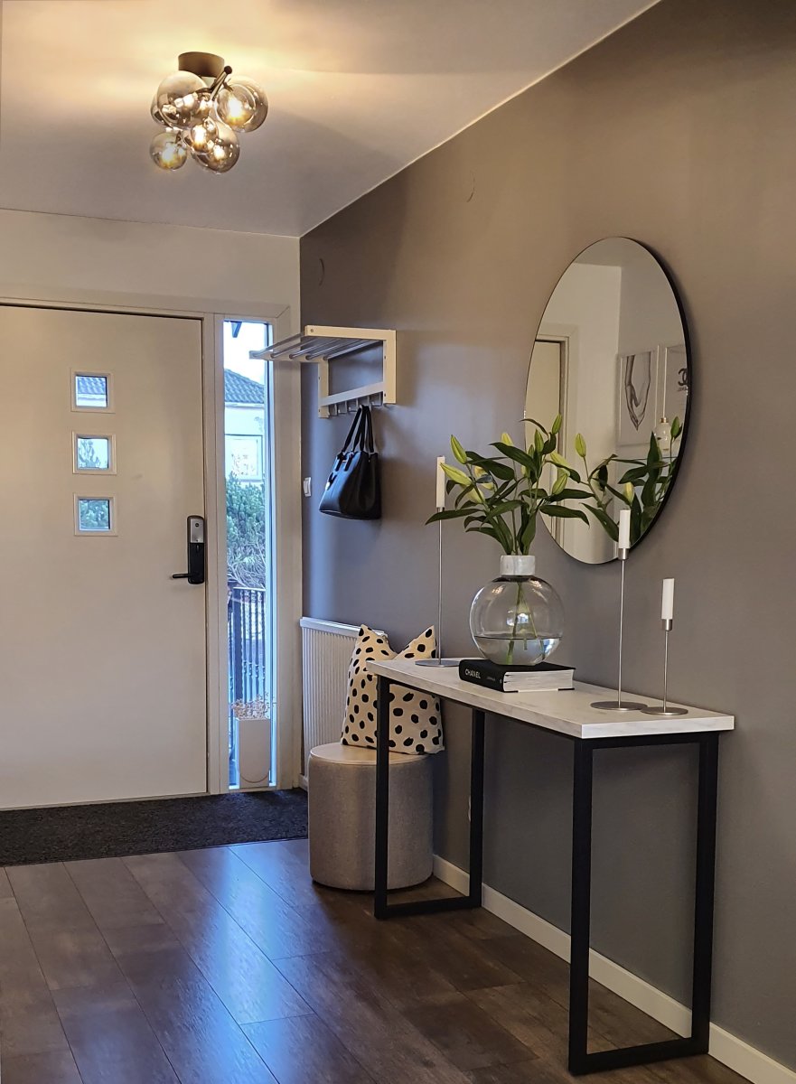 Molekyl 58cm Rauchgrau deckenleuchte Von Aneta Lighting - Molekyl trendige Deckenleuchte aus schwarzem Metall mit 7 Rauchglasschirmen in verschiedenen Größen, die auf&aring; eine 58 cm lange Stange.