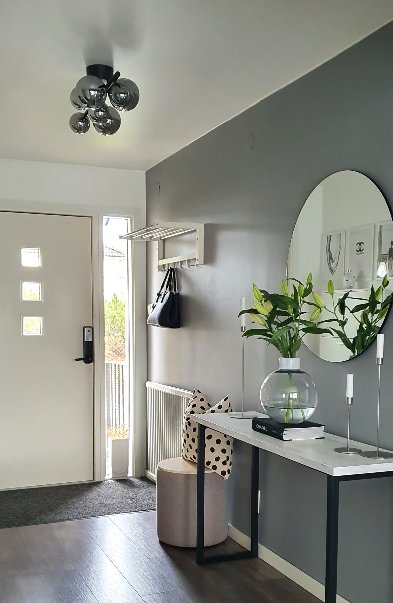 Molekyl 58cm Rauchgrau deckenleuchte Von Aneta Lighting - Molekyl trendige Deckenleuchte aus schwarzem Metall mit 7 Rauchglasschirmen in verschiedenen Größen, die auf&aring; eine 58 cm lange Stange.