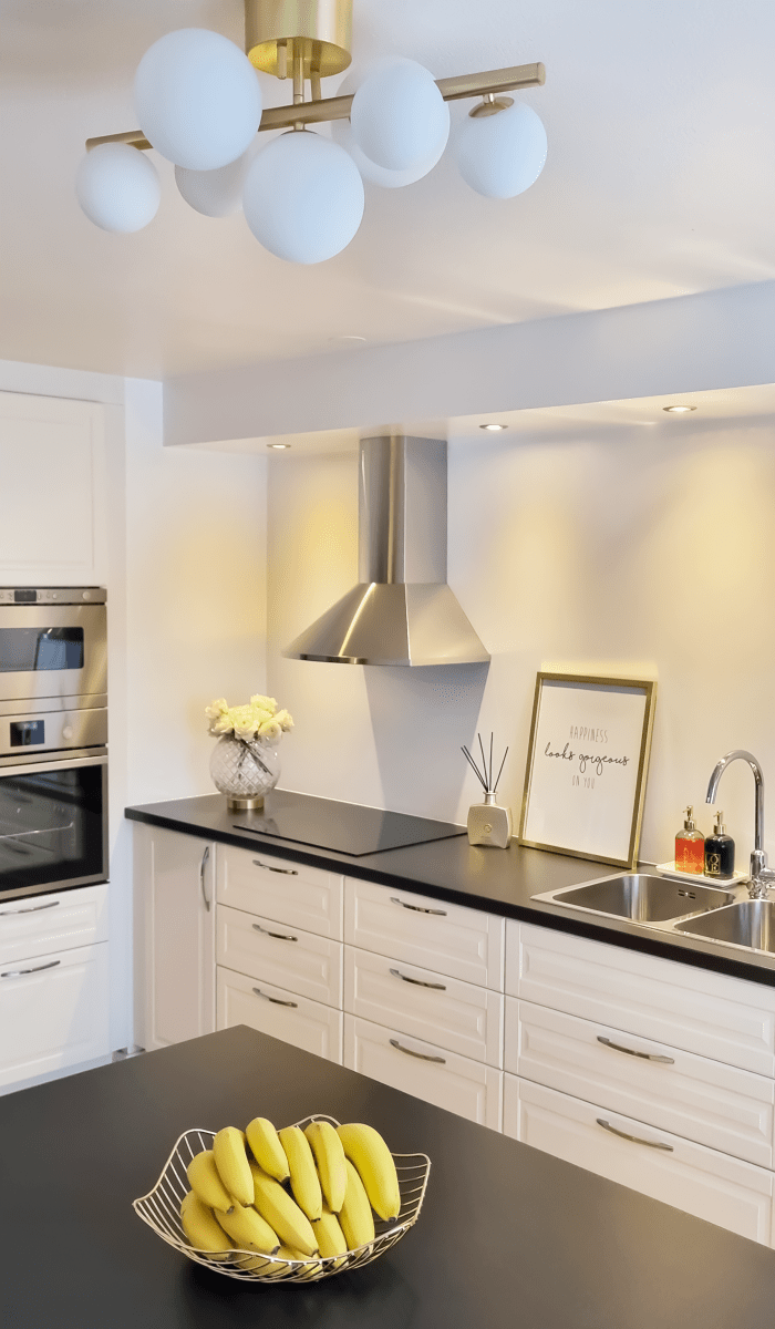 Molekyl 58cm Mattes Messing deckenleuchte Von Aneta Lighting - Trendige Deckenleuchte von Molekyl in mattiertem Messing mit 7 opalweißen Glasschirmen in verschiedenen Größen, angebracht an einer 58 cm langen Stange.