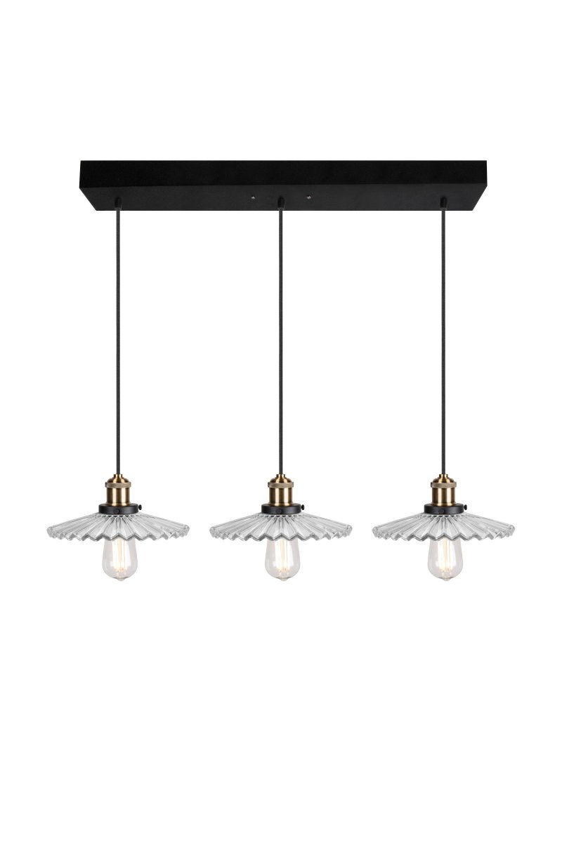 Cobbler 90cm Klar hängelampe Von Globen Lighting - Durch die längliche Deckenglocke mit den drei Glasschirmen passt die Lampe perfekt über einen länglichen Esstisch, eine Bar oder eine Küchentheke.