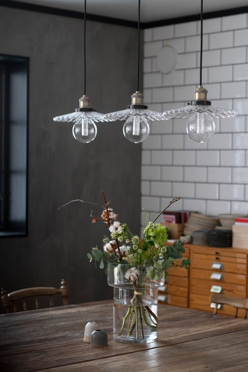 Cobbler 90cm Klar hängelampe Von Globen Lighting - Durch die längliche Deckenglocke mit den drei Glasschirmen passt die Lampe perfekt über einen länglichen Esstisch, eine Bar oder eine Küchentheke.