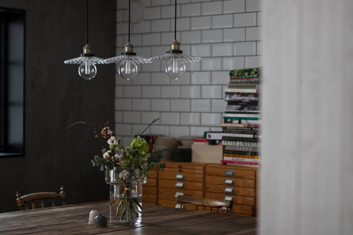 Cobbler 90cm Klar hängelampe Von Globen Lighting - Durch die längliche Deckenglocke mit den drei Glasschirmen passt die Lampe perfekt über einen länglichen Esstisch, eine Bar oder eine Küchentheke.