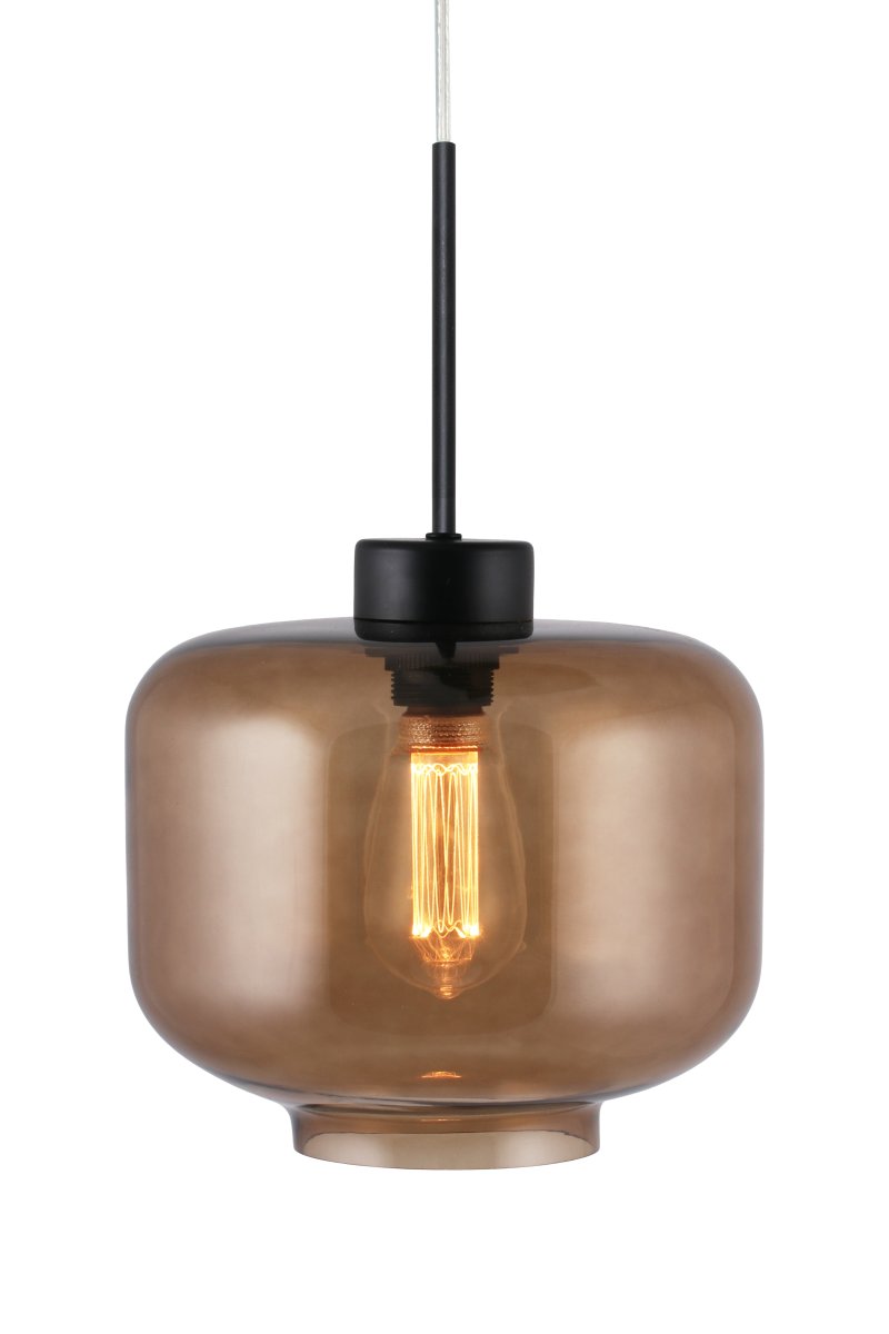 Ritz Ø25 Braun hängelampe Von Globen Lighting - Ritz ist eine Pendelleuchte mit klassischer Form und kleiner Gr&ouml;&szlig;e, die sowohl allein als auch in einer Reihe &uuml;ber einem Esstisch gut aussieht.