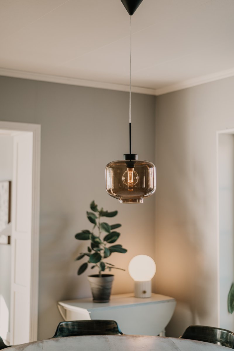 Ritz Ø25 Braun hängelampe Von Globen Lighting - Ritz ist eine Pendelleuchte mit klassischer Form und kleiner Gr&ouml;&szlig;e, die sowohl allein als auch in einer Reihe &uuml;ber einem Esstisch gut aussieht.