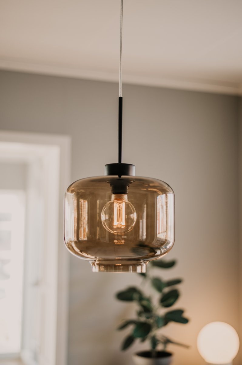 Ritz Ø25 Braun hängelampe Von Globen Lighting - Ritz ist eine Pendelleuchte mit klassischer Form und kleiner Gr&ouml;&szlig;e, die sowohl allein als auch in einer Reihe &uuml;ber einem Esstisch gut aussieht.