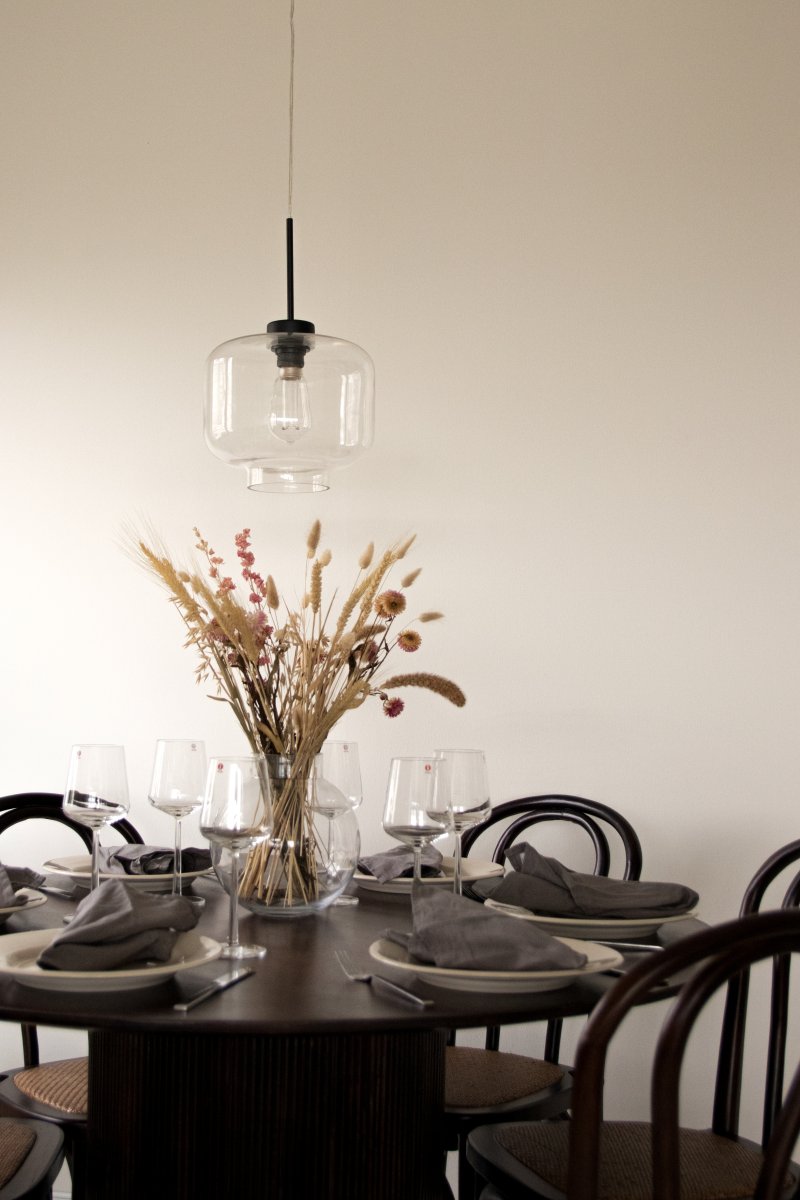 Ritz Ø25 Transparent hängelampe Von Globen Lighting - Ritz ist eine Pendelleuchte mit klassischer Form und kleiner Gr&ouml;&szlig;e, die sowohl allein als auch in einer Reihe &uuml;ber einem Esstisch gut aussieht.