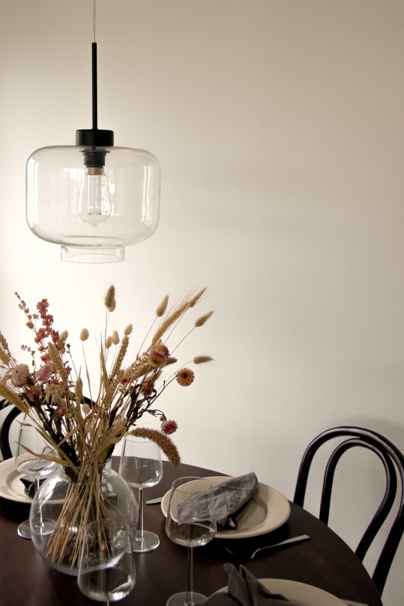 Ritz Ø25 Transparent hängelampe Von Globen Lighting - Ritz ist eine Pendelleuchte mit klassischer Form und kleiner Gr&ouml;&szlig;e, die sowohl allein als auch in einer Reihe &uuml;ber einem Esstisch gut aussieht.