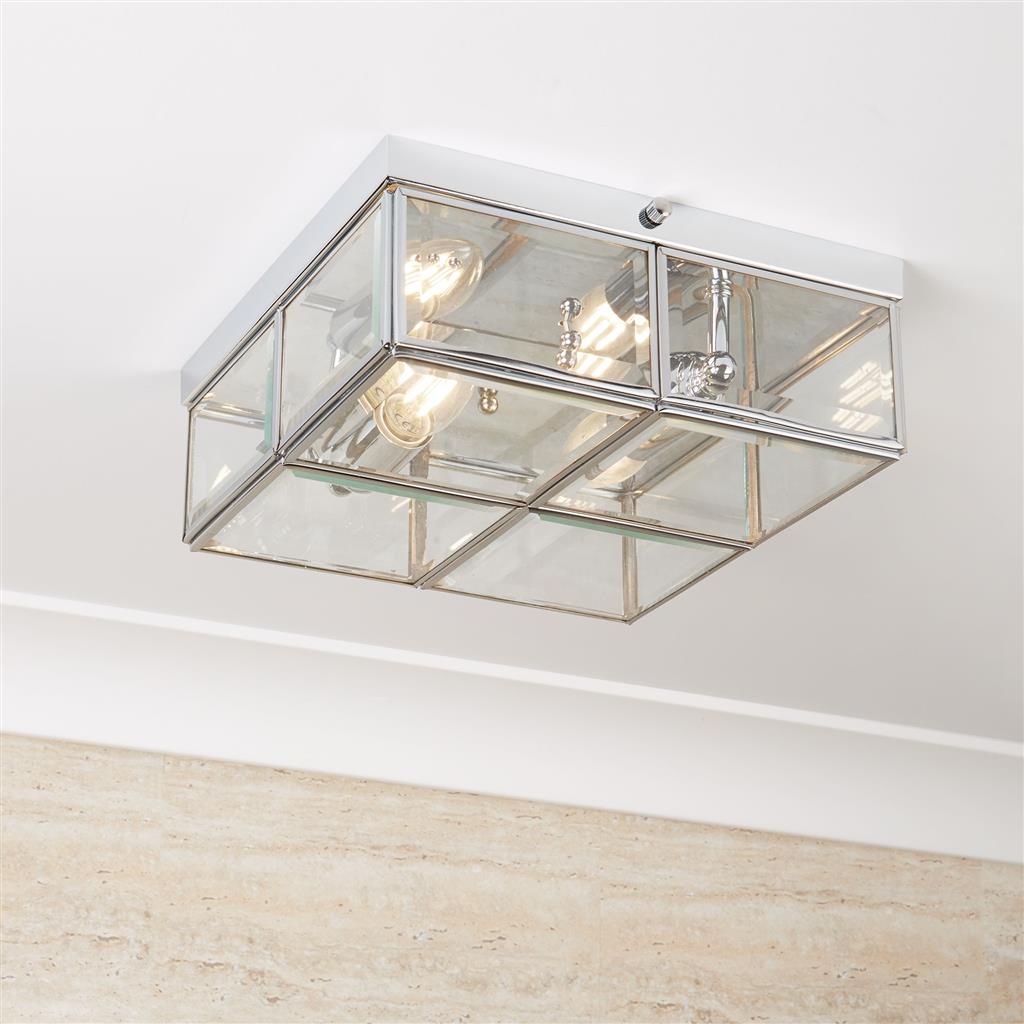 Pisa 25cm Chrom deckenleuchte Von Searchlight - Die quadratischen Paneele aus poliertem Chrom und klarem Glas erzeugen ein spannendes Lichtspiel und ein interessantes Design, das die Blicke auf sich zieht, ohne den Raum zu dominieren.
