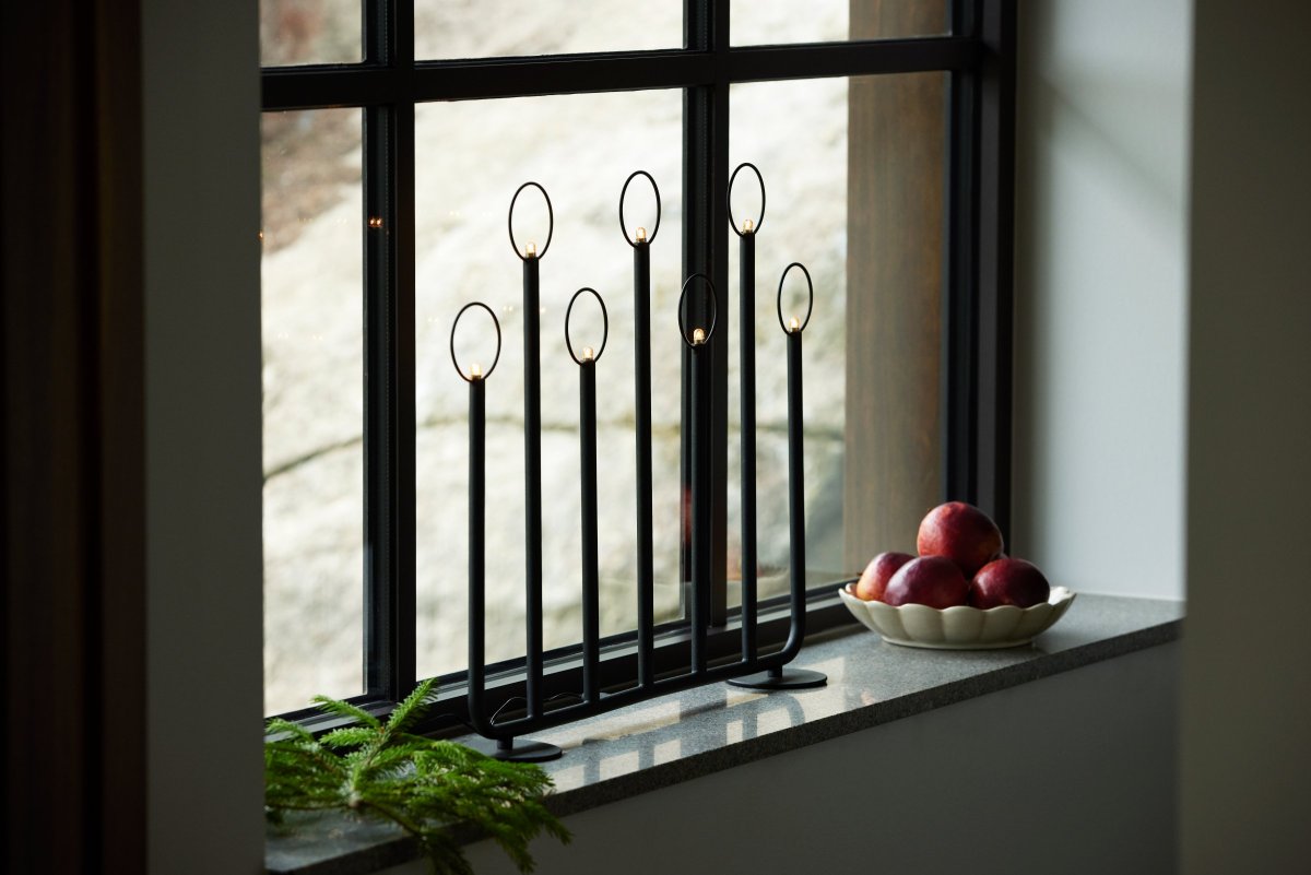 Natale Schwarz Von Globen Lighting - Dieser klassische und stilvolle Adventskerzenhalter ist ein Detail, das Sie Jahr für Jahr wieder aufgreifen werden, wenn die Düfte von Safran, Zimt und Tanne wieder näherrücken.