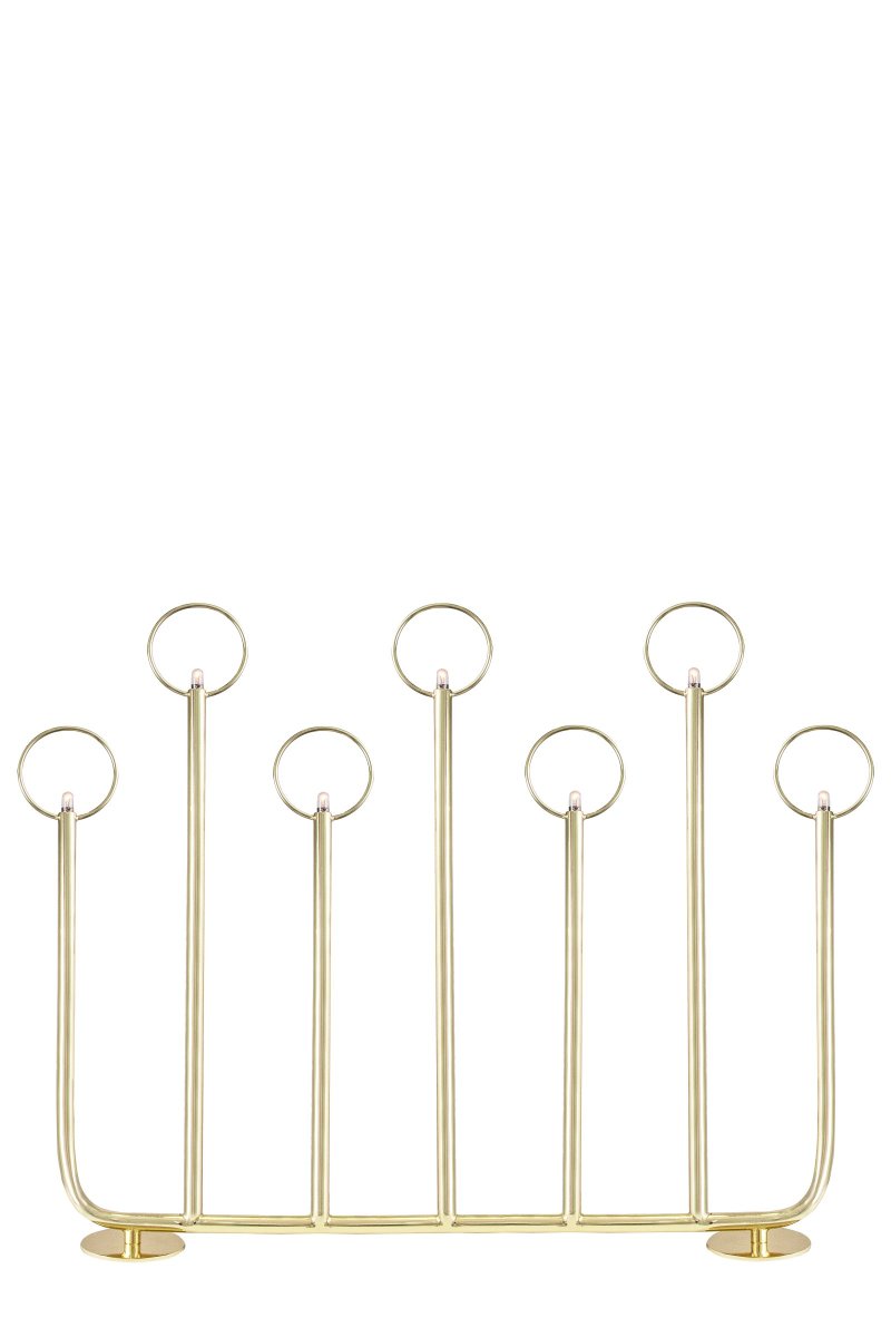 Natale Messing Von Globen Lighting - Dieser klassische und stilvolle Adventskerzenhalter ist ein Detail, das Sie Jahr für Jahr wieder aufgreifen werden, wenn die Düfte von Safran, Zimt und Tanne wieder näherrücken.