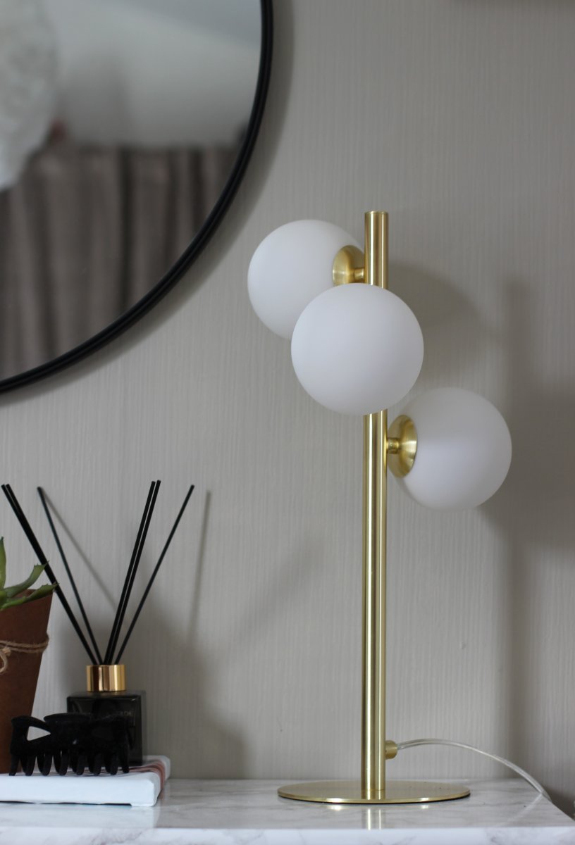 Molekyl 46cm Mattes Messing tischlampe Von Aneta Lighting - Molekyl-Tischlampe mit mattiertem Messingsockel und 3 opalweißen Glasschirmen.