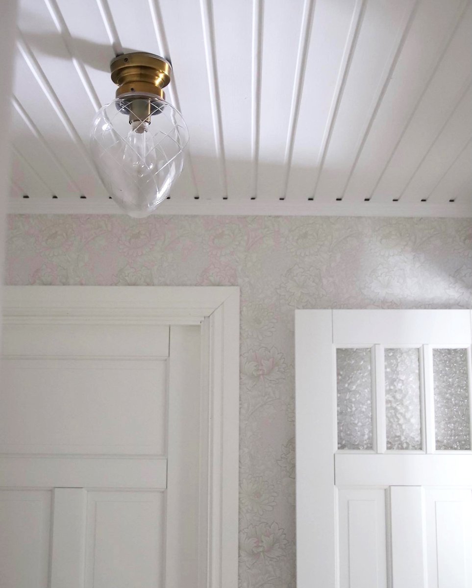 Juni Ø20 Altmessing/transparent badezimmerlampe Von Globen Lighting - Juni mit ihrem wundersch&ouml;nen geschliffenen Glas und dem Metallschirm versetzt Sie zur&uuml;ck in die Zeit des fr&uuml;hen 20.