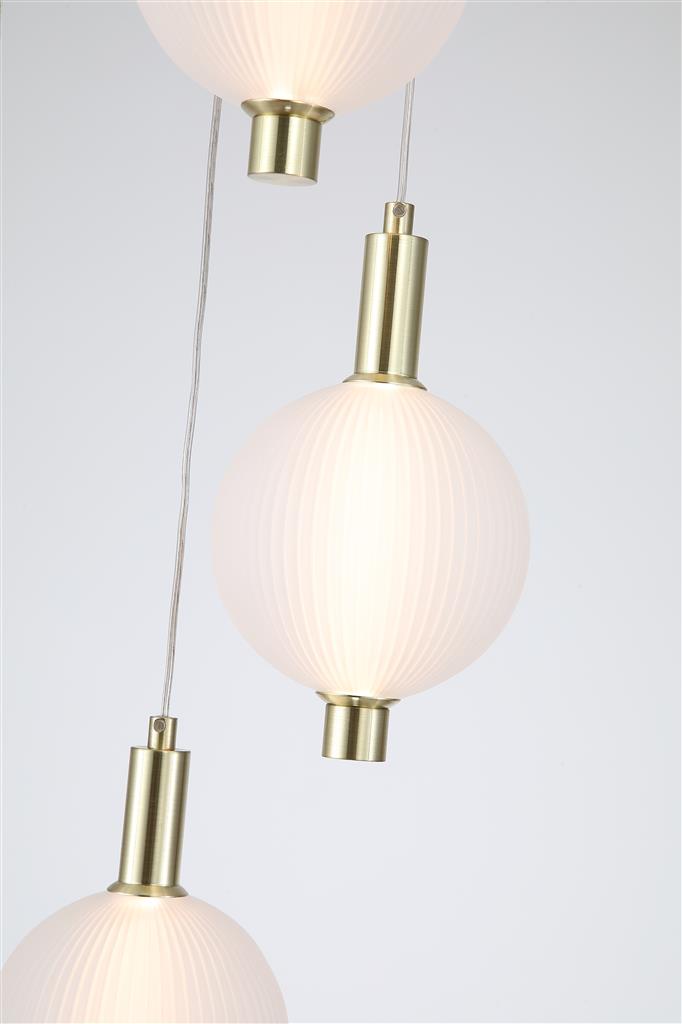Luminique Ø47 Messing hängelampe Von Searchlight - Die Leuchte ist aus Metall mit einer Oberfl&auml;che aus satiniertem Messing gefertigt und verf&uuml;gt &uuml;ber f&uuml;nf mattierte Glasschirme mit integrierten LEDs.