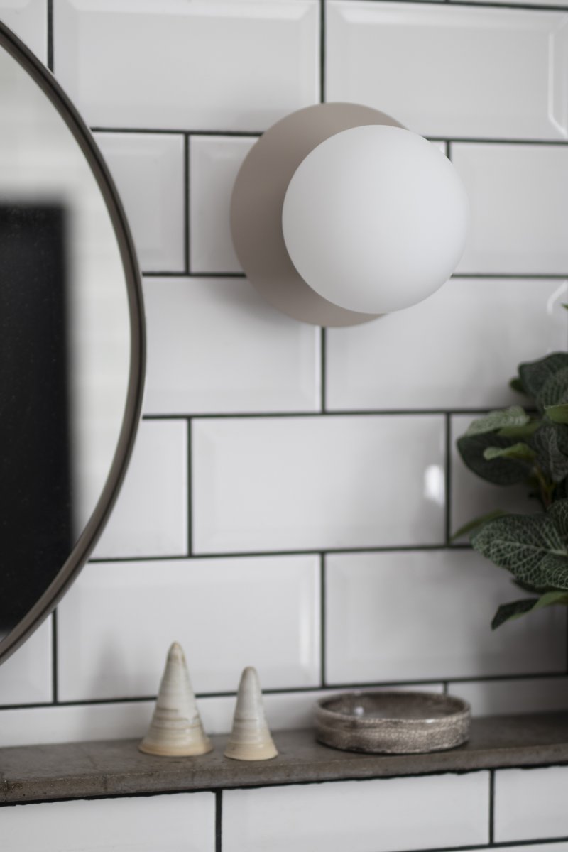 Art Deco Ø16 Beige/Weiß badezimmerlampe Von Globen Lighting - Sie ist IP44-zertifiziert und kann problemlos im Badezimmer installiert werden.