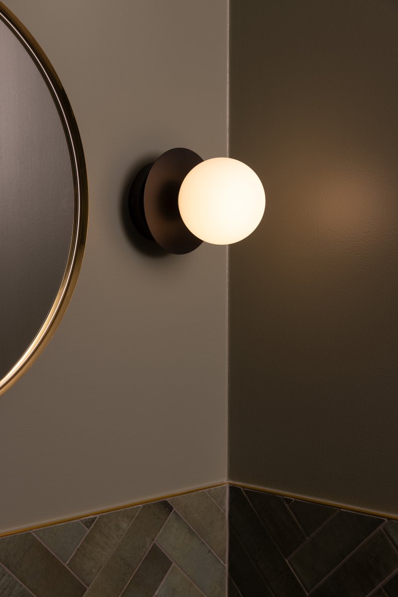 Art Deco Ø16 Schwarz und Weiß badezimmerlampe Von Globen Lighting - Sie ist IP44-zertifiziert und kann problemlos im Badezimmer installiert werden.