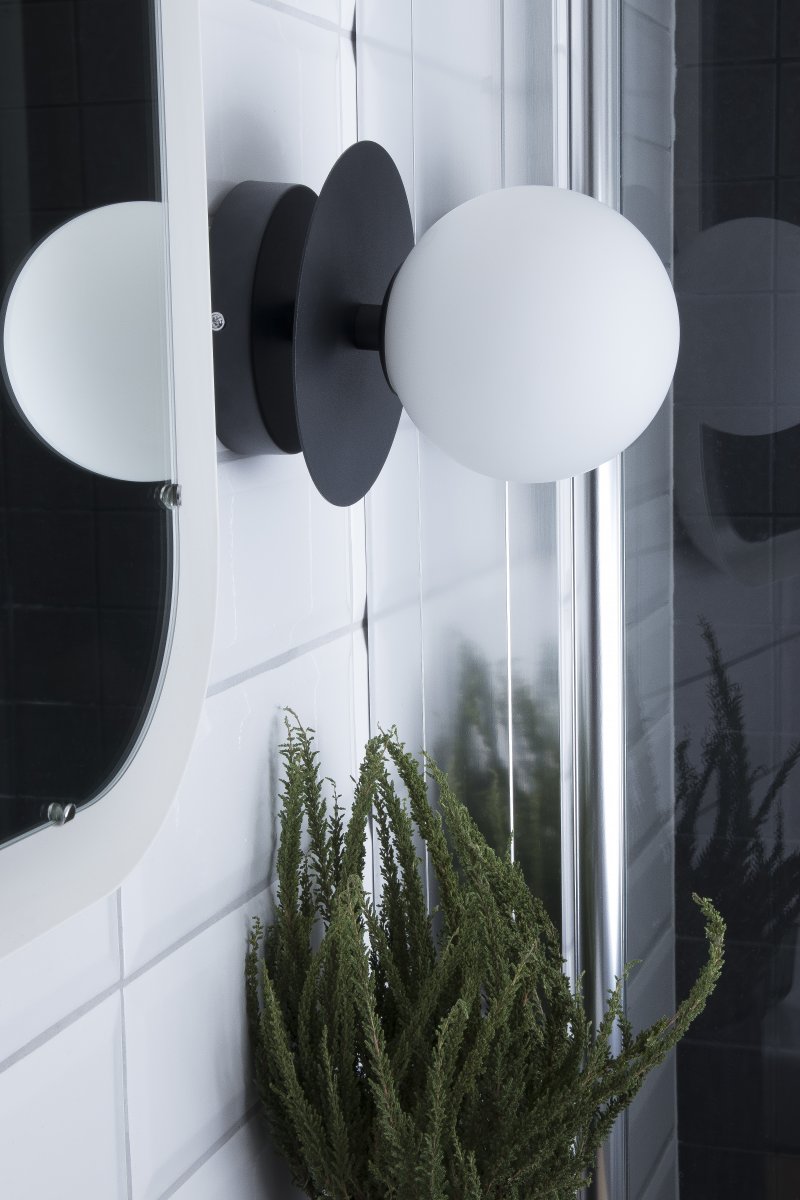 Art Deco Ø16 Schwarz und Weiß badezimmerlampe Von Globen Lighting - Sie ist IP44-zertifiziert und kann problemlos im Badezimmer installiert werden.